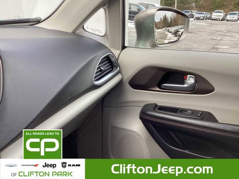 Certified 2018 Chrysler Pacifica Touring-L Plus image 30