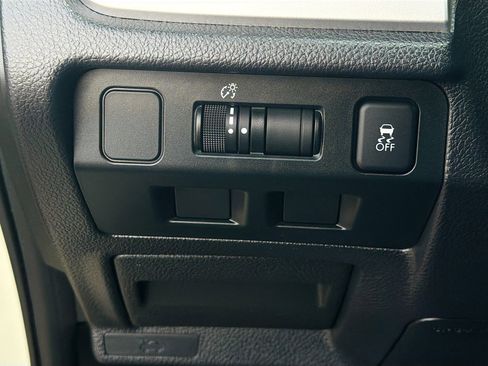 Used 2017 Subaru Crosstrek 2.0i Premium w/ Moonroof Package AWD/4WD image 16