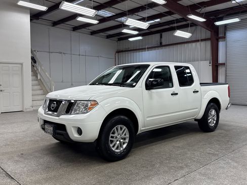 Used 2019 Nissan Frontier SV image 1