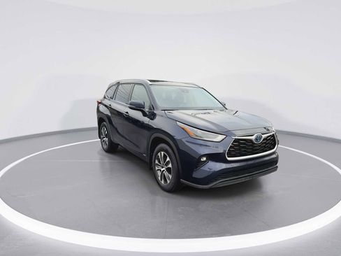 Certified 2022 Toyota Highlander XLE image 2