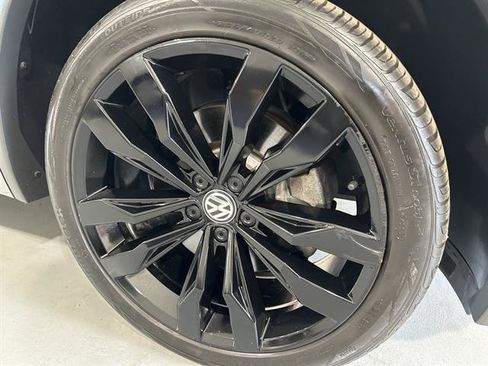 Used 2020 Volkswagen Tiguan SE R-Line image 10