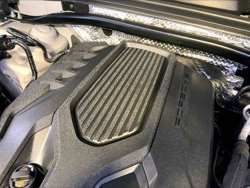 Certified 2023 Porsche Macan Turbo image 33