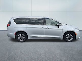 Used 2023 Chrysler Pacifica Limited FWD video 2