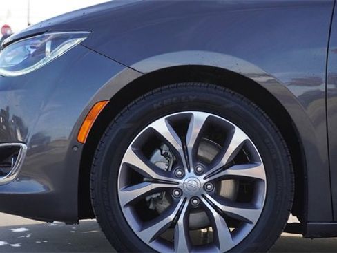 Used 2020 Chrysler Pacifica Limited w/ Tire & Wheel Group image 5