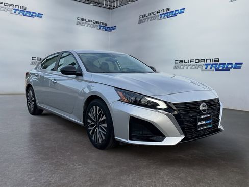 Used 2024 Nissan Altima 2.5 SV image 3