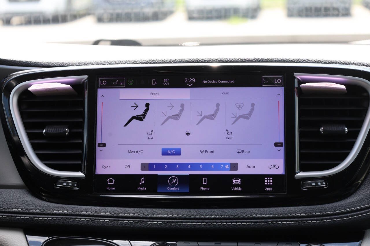 Used 2023 Chrysler Pacifica Touring-L FWD image 22