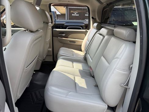 Used 2013 Chevrolet Avalanche LTZ image 21