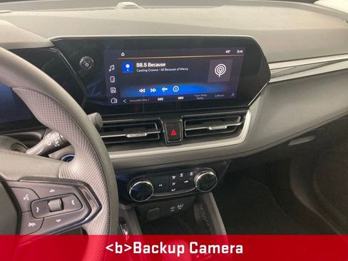 Used 2025 Chevrolet TrailBlazer LT image 2