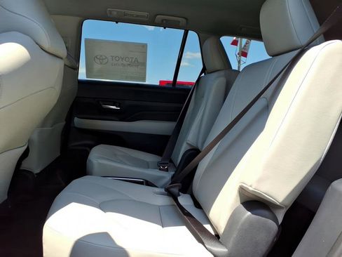 New 2026 Toyota Grand Highlander FWD image 9