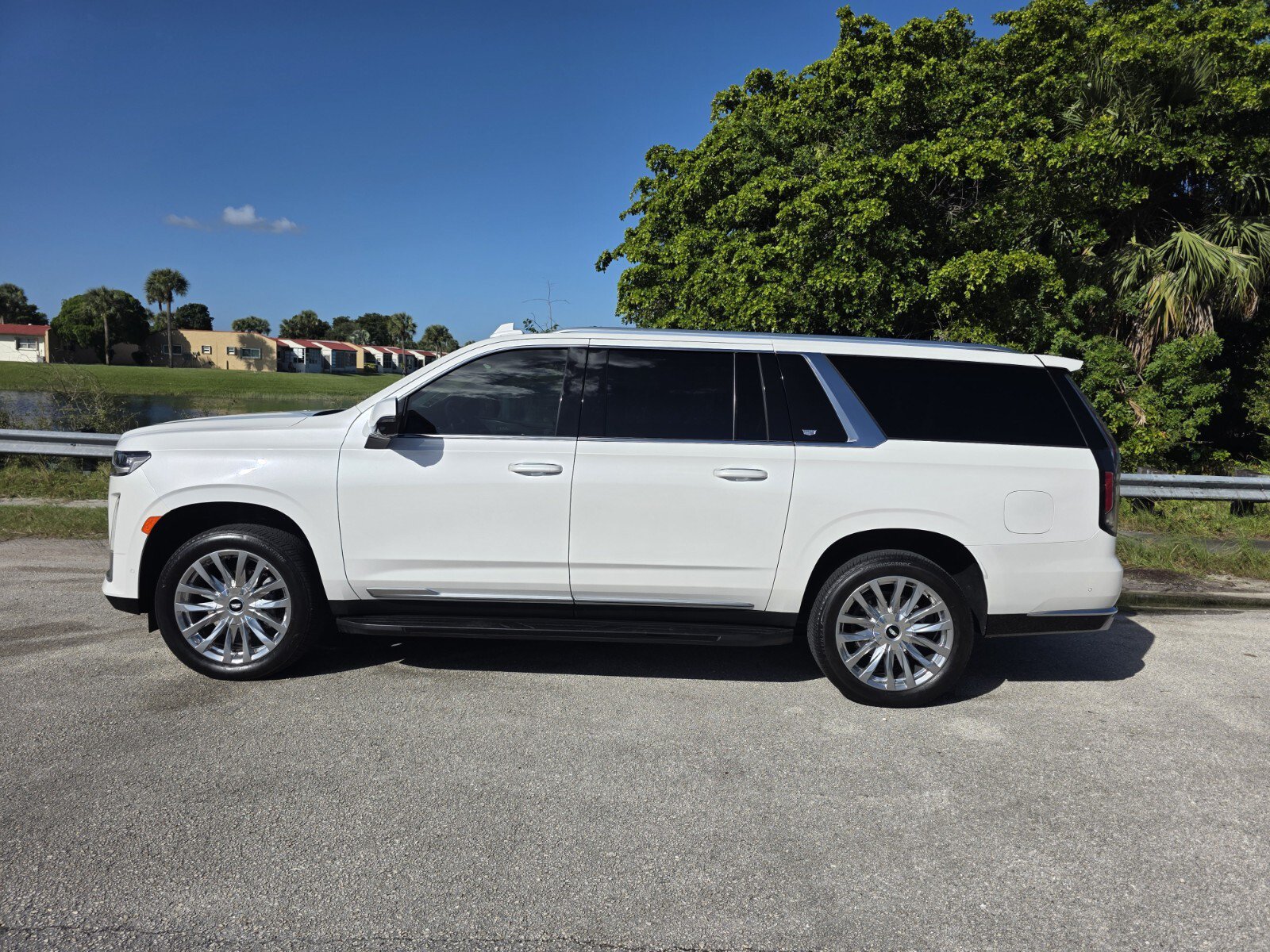 Used 2024 Cadillac Escalade ESV Premium Luxury w/ Performance Package AWD/4WD image 7