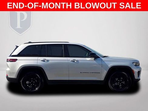 Used 2025 Jeep Grand Cherokee Altitude image 5