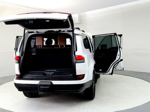 Used 2024 Lexus GX 550 w/ Accessory Package (2T) AWD/4WD image 11