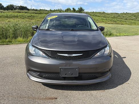 Used 2023 Chrysler Voyager LX FWD image 8