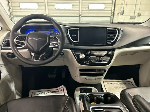 Used 2024 Chrysler Pacifica Touring-L FWD image 4