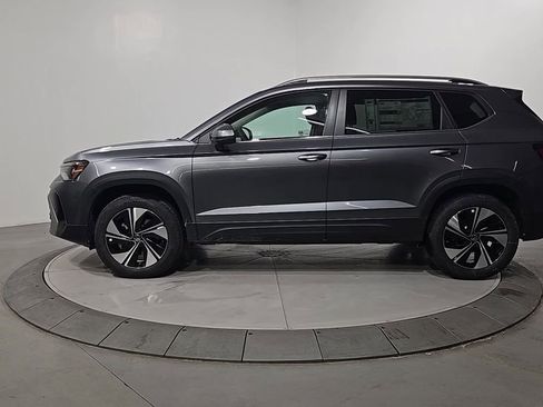 New 2026 Volkswagen Taos SE image 2