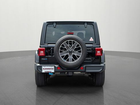Used 2023 Jeep Wrangler Unlimited Sahara w/ Cold Weather Group AWD/4WD image 6
