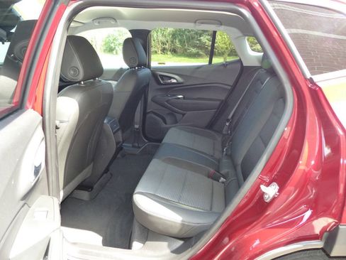 Used 2025 Chevrolet Trax LT w/ LT Convenience Package FWD image 24