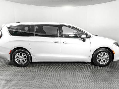 Used 2023 Chrysler Voyager LX FWD image 9