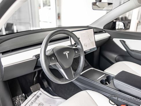 Used 2021 Tesla Model Y Long Range AWD/4WD image 21