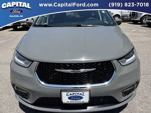 Used 2023 Chrysler Pacifica Touring-L FWD image 10