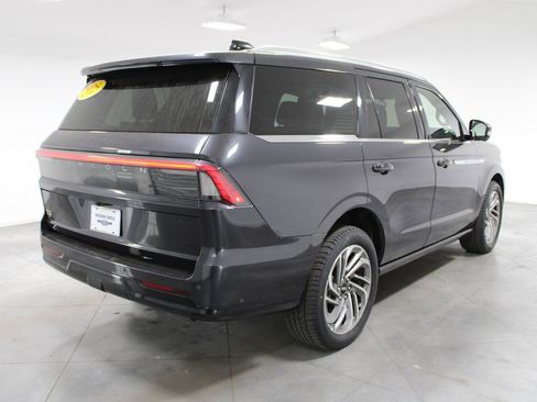 Used 2025 Lincoln Navigator Reserve AWD/4WD image 9