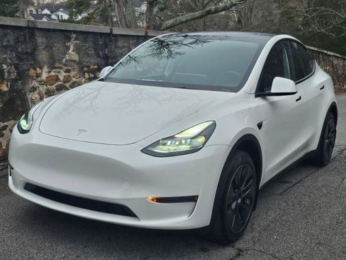 Used 2024 Tesla Model Y Long Range image 12