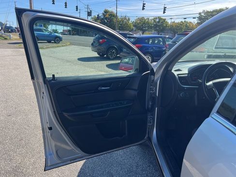 Used 2017 Chevrolet Traverse LT image 27