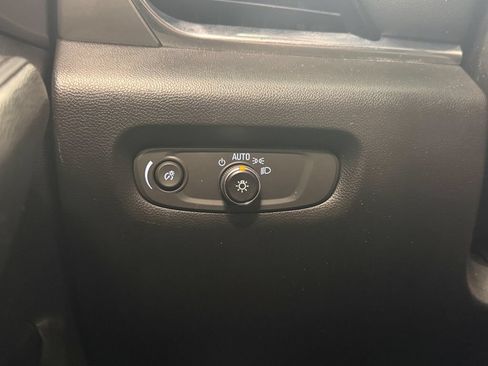 Used 2023 Chevrolet Traverse LT FWD image 19