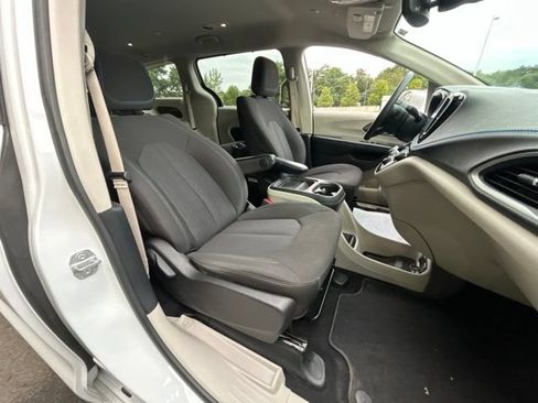 Used 2021 Chrysler Pacifica Touring FWD image 30