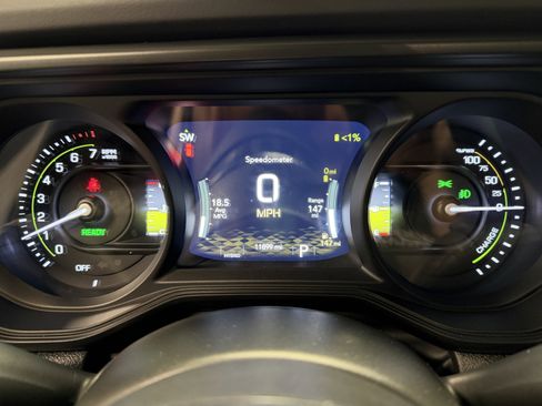 Used 2025 Jeep Wrangler Unlimited Sahara image 19