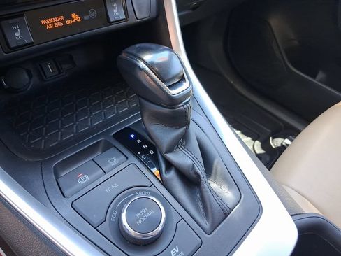 Used 2022 Toyota RAV4 XLE Premium AWD/4WD image 21