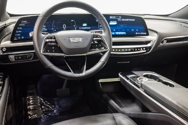 Used 2024 Cadillac Lyriq Luxury AWD/4WD image 6
