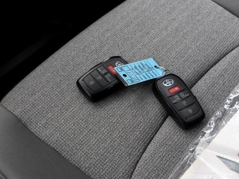 Used 2024 Toyota Sienna LE image 33