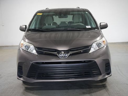 Used 2020 Toyota Sienna LE FWD image 2