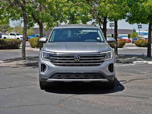Used 2024 Volkswagen Atlas SE image 2