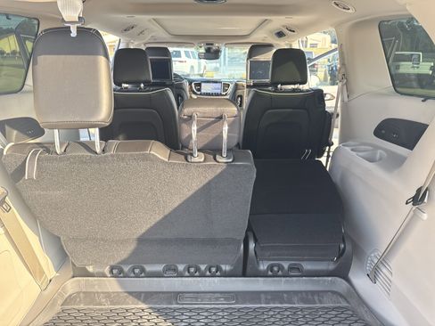 Used 2024 Chrysler Pacifica Limited w/ Uconnect Theater Family Group image 45