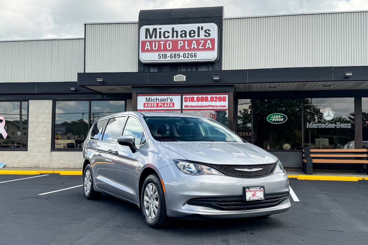 Used 2020 Chrysler Voyager L FWD image 2