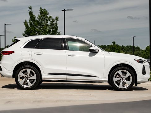 Certified 2025 Audi Q5 Premium w/ Premium Plus AWD/4WD image 3