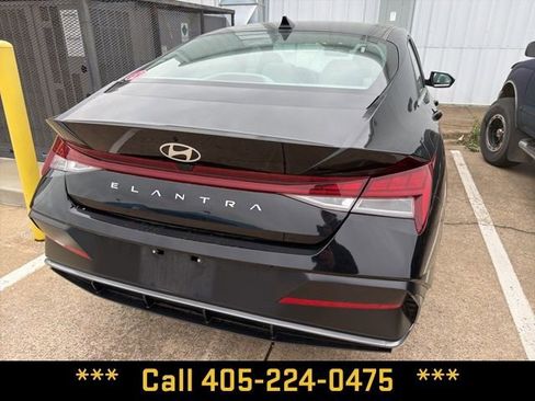 Used 2025 Hyundai Elantra SEL image 13