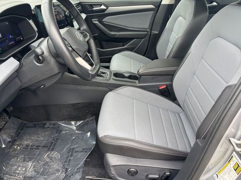 Used 2025 Volkswagen Jetta SE image 23