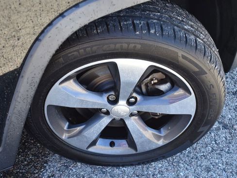 Used 2019 Jeep Cherokee Limited image 14