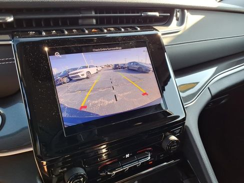 Certified 2023 Jeep Grand Cherokee Laredo AWD/4WD image 19