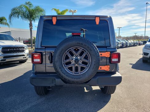 Used 2025 Jeep Wrangler Sport S image 5