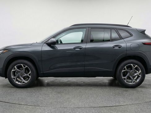 Used 2025 Chevrolet Trax LT w/ LT Convenience Package FWD image 5