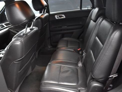 Used 2014 Ford Explorer XLT w/ Equipment Group 202A AWD/4WD image 17