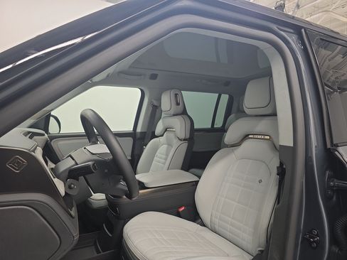 Used 2025 Rivian R1S Premium AWD/4WD image 20