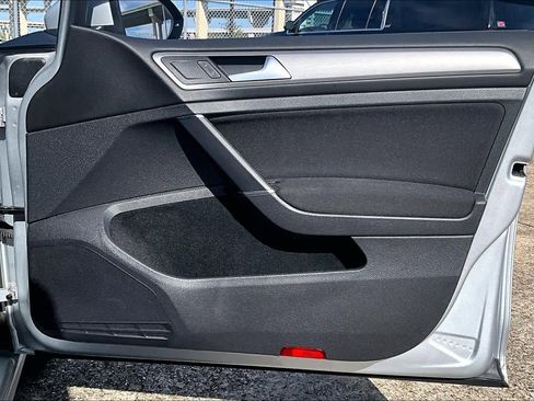 Used 2017 Volkswagen Golf S image 19