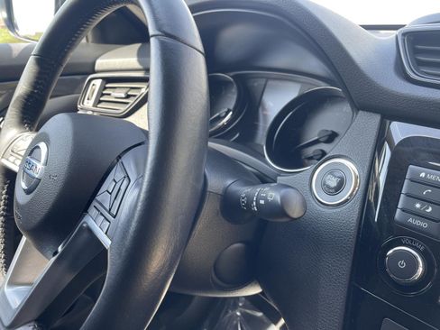 Used 2019 Nissan Rogue SV image 11