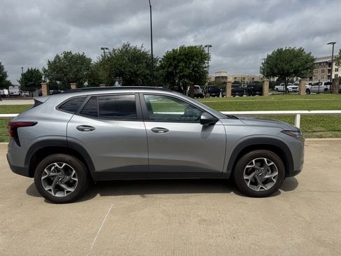 Certified 2025 Chevrolet Trax LT FWD image 3