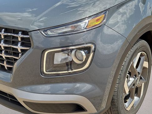 Used 2025 Hyundai Venue SEL FWD image 9